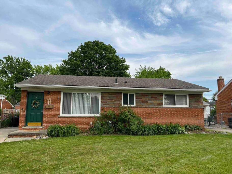 Cozy Bungalow In Madison Heights Exterior foto